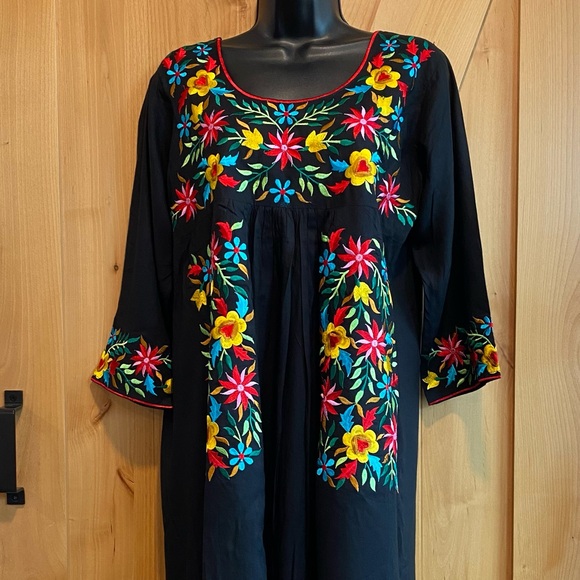 Beautiful embroidered rayon dress - Picture 2 of 8